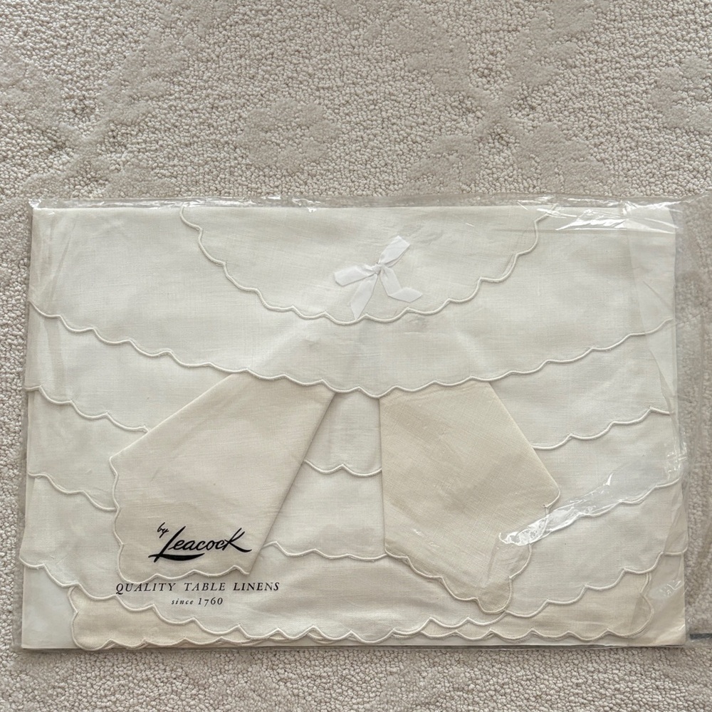 Leacock White placemats with napkins Linens Set